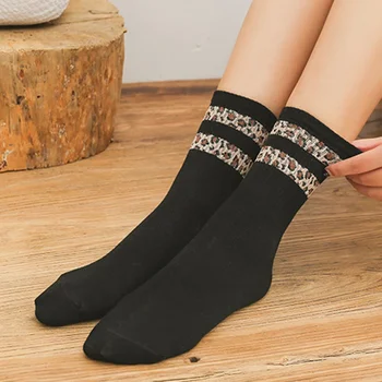 1Pair памучни чорапи висококачествени удобни дишащи чорапи леопард ивица печат средата тръба чорап запази топло Sox за хладно момиче