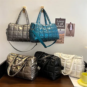 Зимна капитонираща чанта за рамо Дизайнерска подплатена чанта за жени 2022 Космически памучни чанти и портмонета Мека найлонова надолу чанта